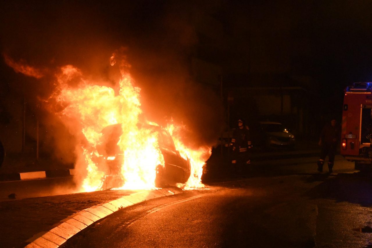 Choc in Brianza: si schianta e l’auto va in fiamme, uomo salvato da un passante – FOTO e VIDEO
