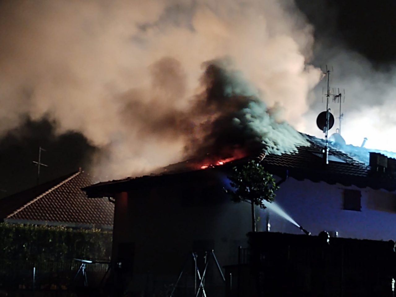 Incendio devastante, distrutto il tetto di una palazzina FOTO e VIDEO