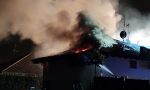 Incendio devastante, distrutto il tetto di una palazzina FOTO e VIDEO