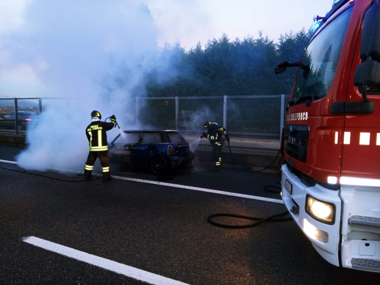 Auto a fuoco sulla Tangenziale Est in direzione Lecco: intervengono i pompieri FOTO