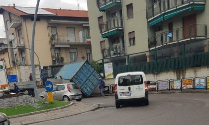 Camion perde il carico sulla Lecco - Bergamo: traffico in tilt FOTO