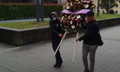Corona di fiori e targa per le vittime del Covid nel Lecchese: presidio Usb davanti al Manzoni FOTO