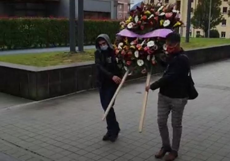 Corona di fiori e targa per le vittime del Covid nel Lecchese: presidio Usb davanti al Manzoni FOTO