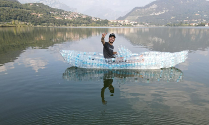 Nel lago con una barca di bottiglie l impresa di uno youtuber