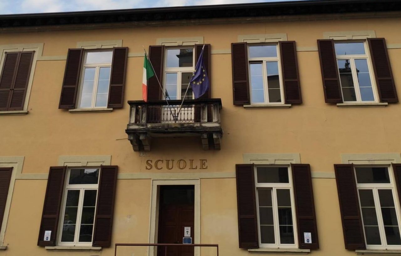 Paura a scuola, si stacca un davanzale