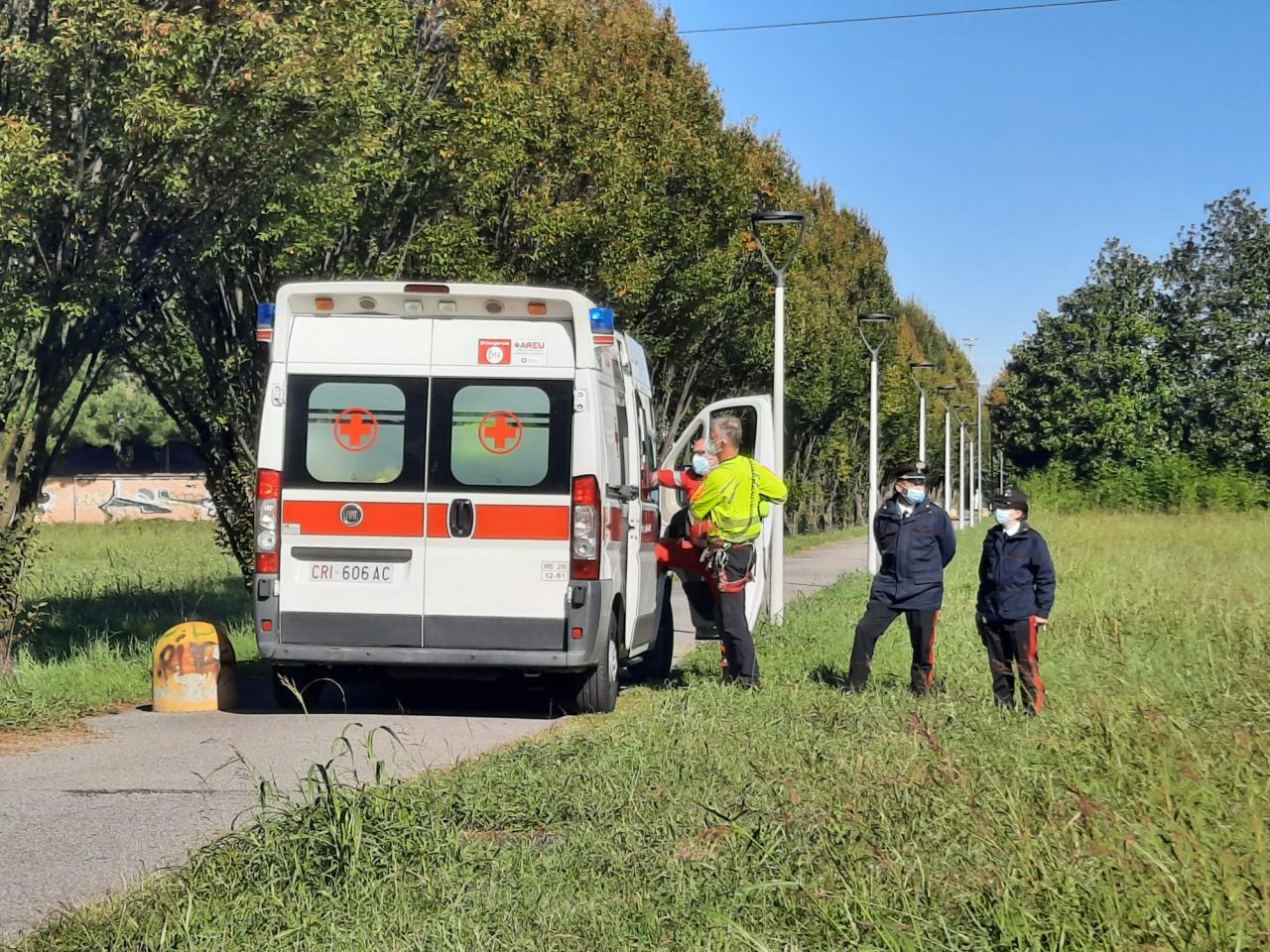 Choc in Brianza: si spoglia e si butta nel vuoto