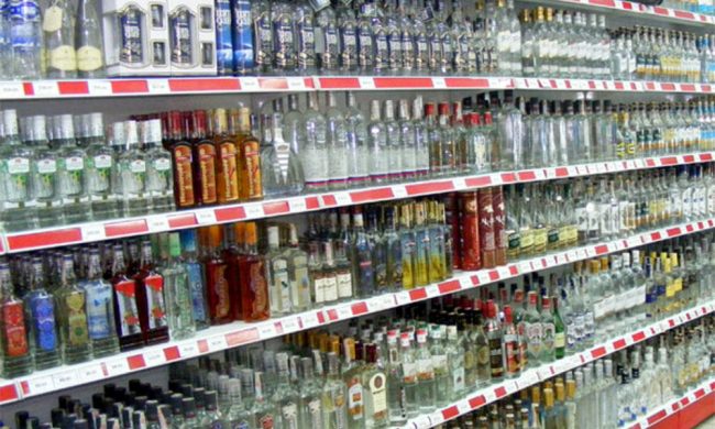 Coprifuoco. Dietrofront sugli alcolici: si possono comprare nei supermercati dopo le 18