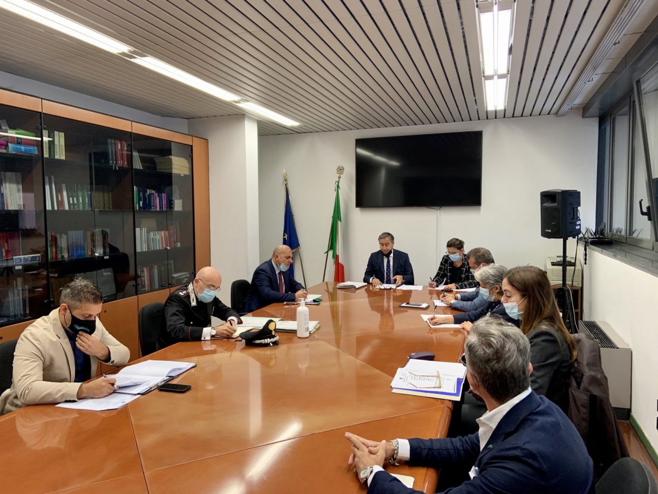 Forze dell’ordine lecchesi in campo contro il fenomeno dell’usura: “Rischio forte che la mafia approfitti del Covid”