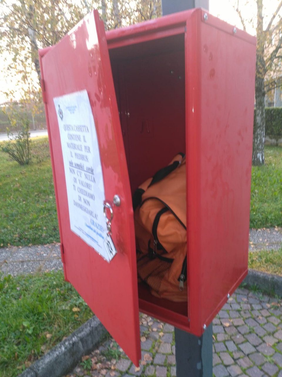 Vandalismi contro la cassetta degli attrezzi del Piedibus