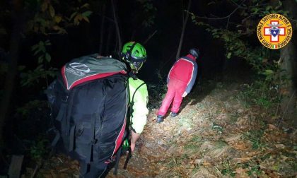 Si schianta con il parapendio su un albero, riesce a scendere ma poi si perde: salvato dal Soccorso Alpino