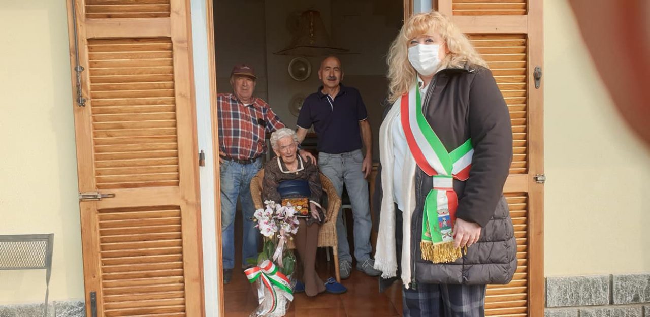 Compiere gli anni al tempo del Covid? Festa a distanza indimenticabile se spegni 104 candeline! FOTO