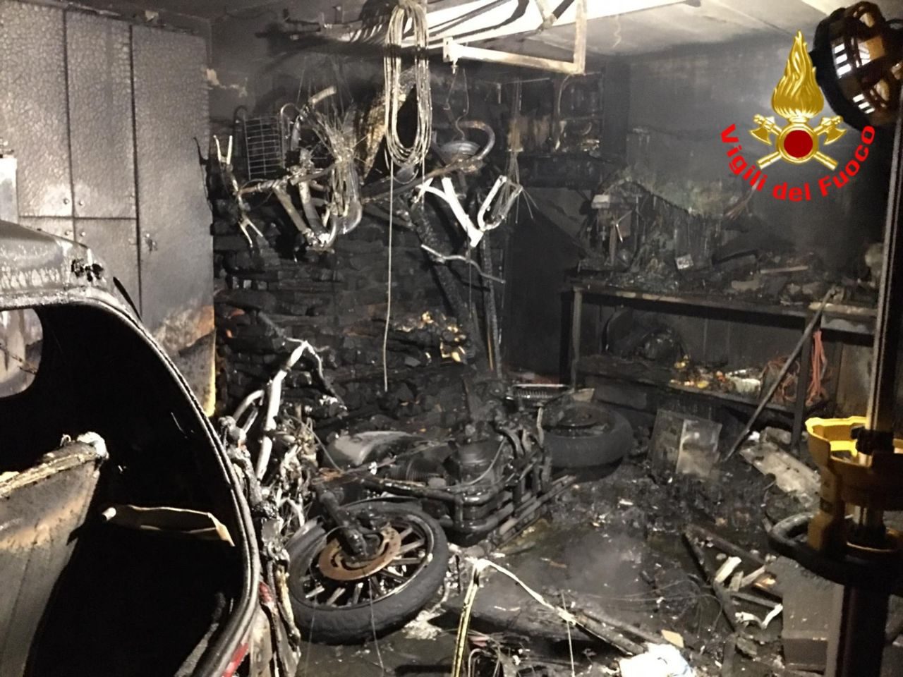 Devastante incendio: distrutte quattro auto e una moto FOTO