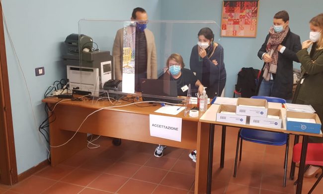 Aumentano le classi in quarantena. Appello dei sindaci lecchesi ai genitori: “Non intasate i punti tampone”