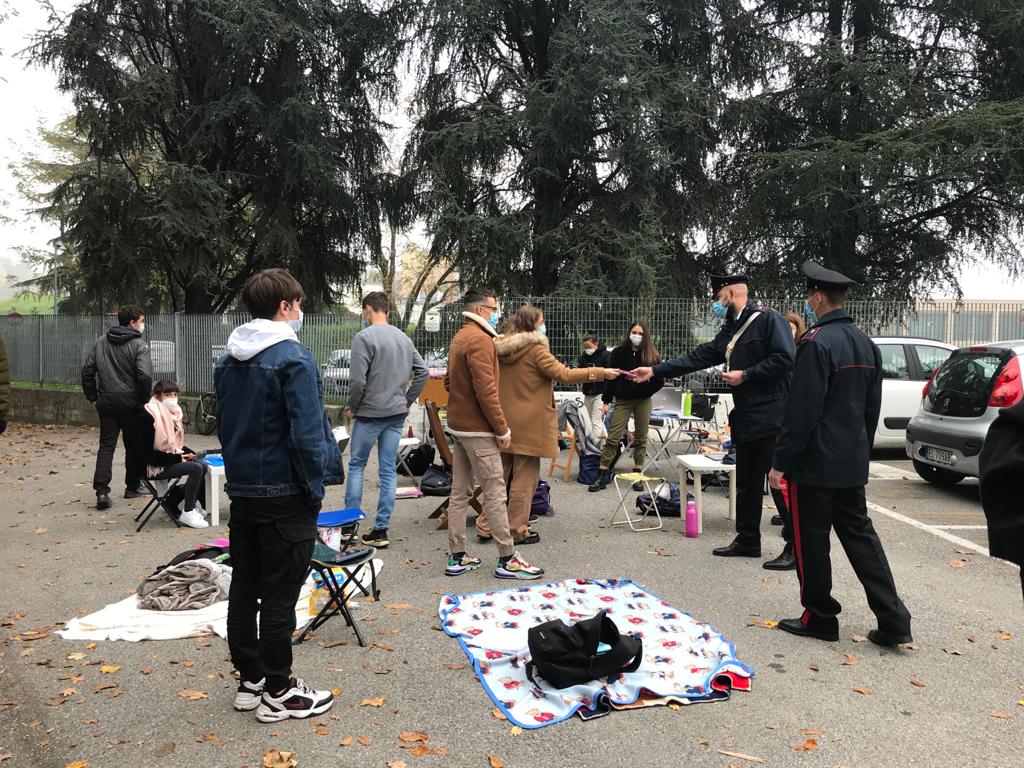 I Carabinieri fanno sgombrare i ragazzi del liceo Agnesi in protesta contro la Dad FOTO e VIDEO