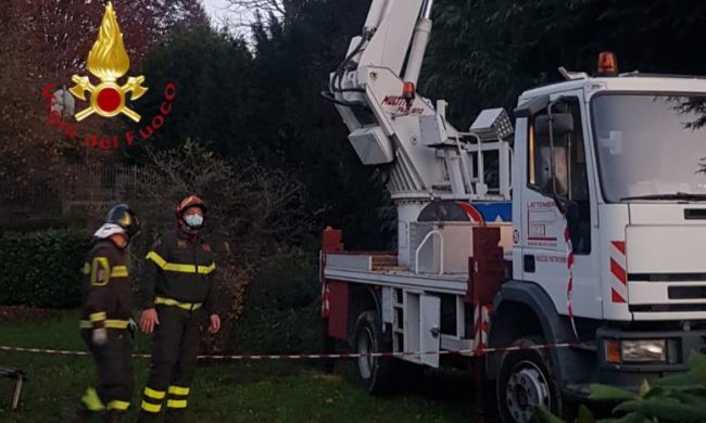 Si rompe la gru: un operaio precipita, l’altro resta agganciato ad un cestello FOTO