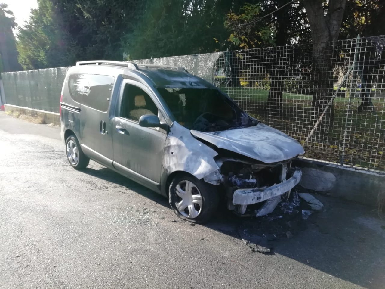 Auto bruciate nella notte, caccia al piromane