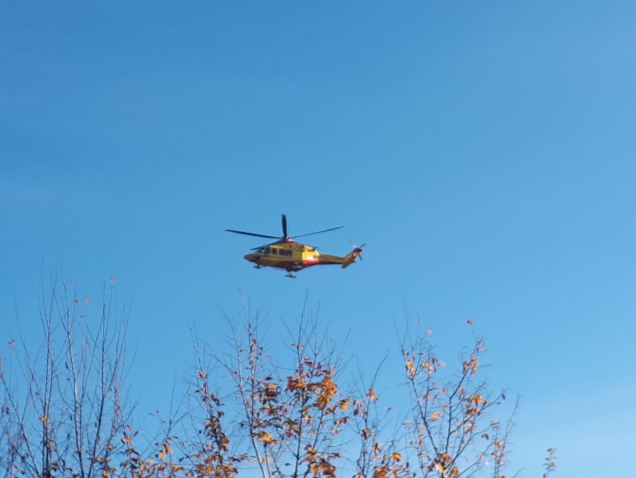 Agente della polizia locale investita davanti a scuola: trasportata in ospedale in elicottero