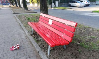 Violenza sulle donne, anche Calco inaugura una panchina rossa FOTO