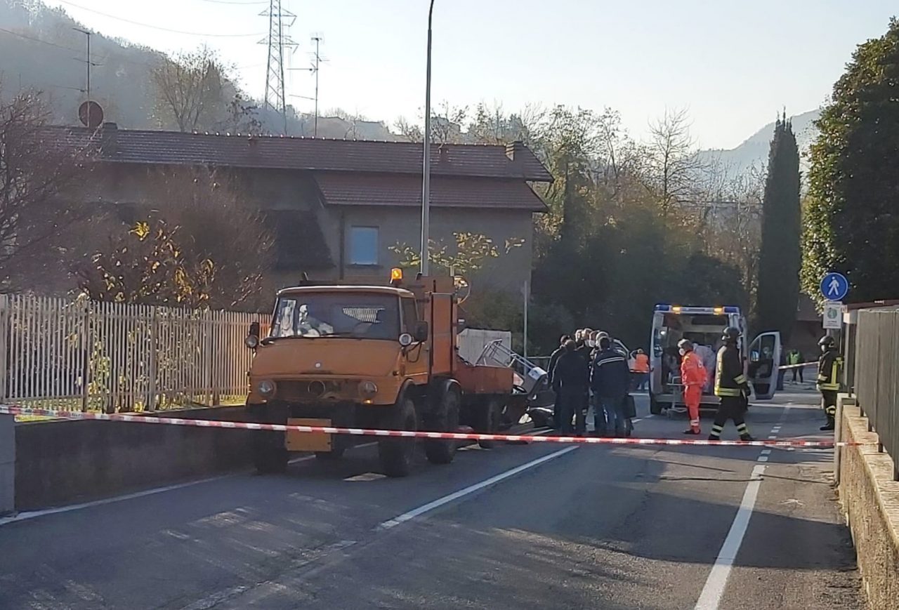 Tragedia, giovane giardiniere muore travolto dal cestello elevatore