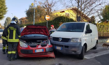 Incidente auto furgone, intervengono i Vigili del Fuoco FOTO