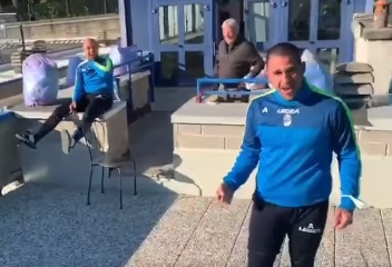 Il mister del Lecco fa gol calciando… dal balcone! IL VIDEO