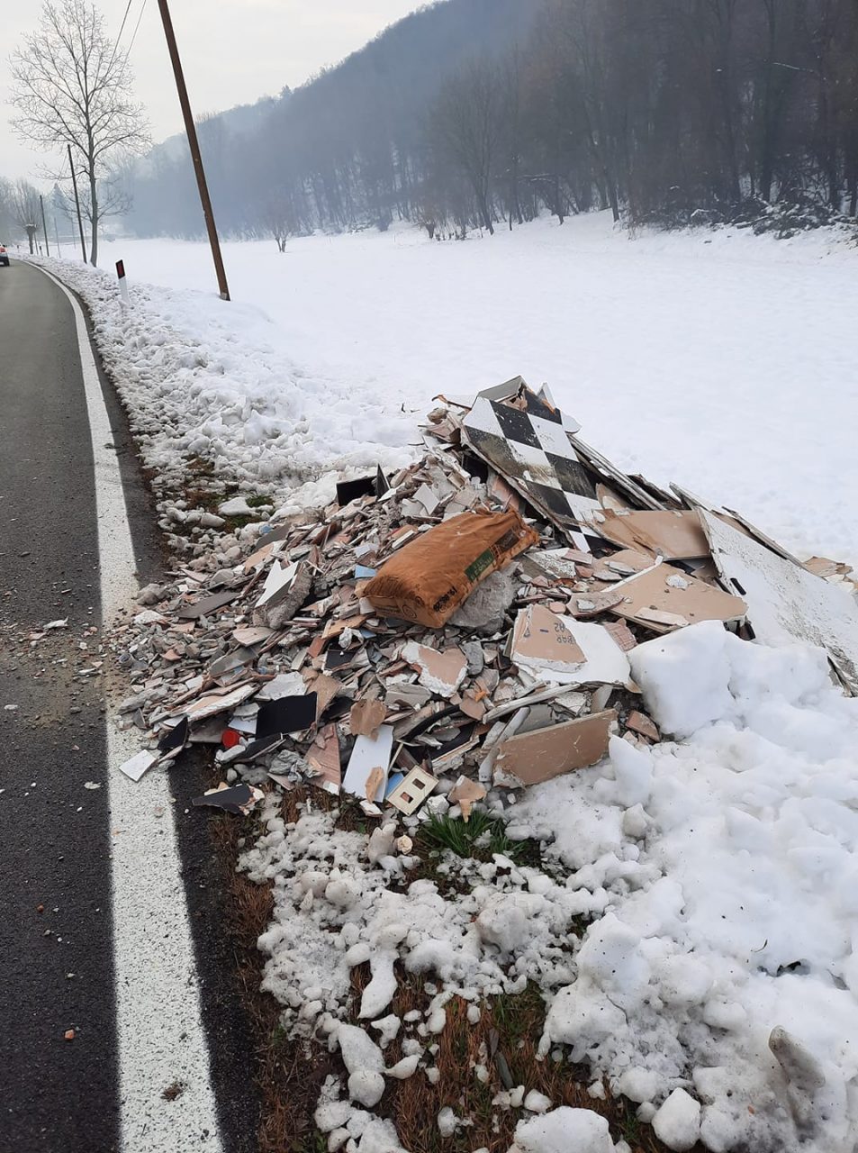 Scarica calcinacci a bordo strada, “caccia” al conducente di un mezzo