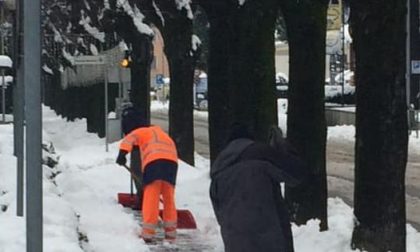 Neve sui marciapiedi, i volontari ripuliscono le strade per più di tre chilometri FOTOGALLERY