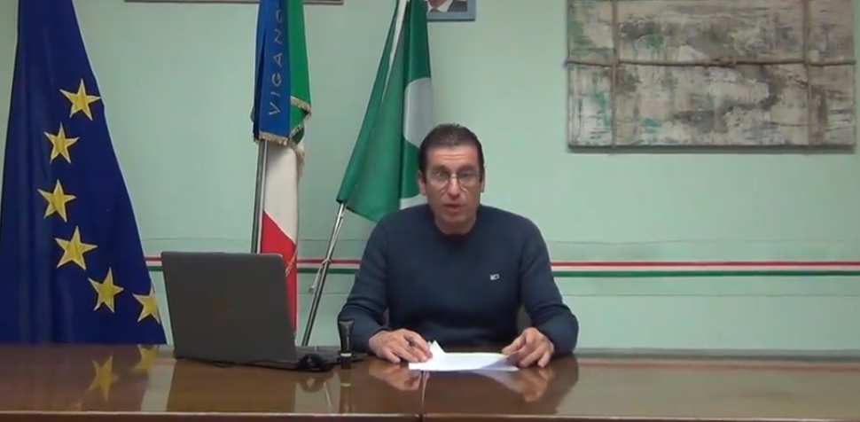 Gli auguri del sindaco di Viganò: “Uniti vinceremo questo nemico invisibile” VIDEO