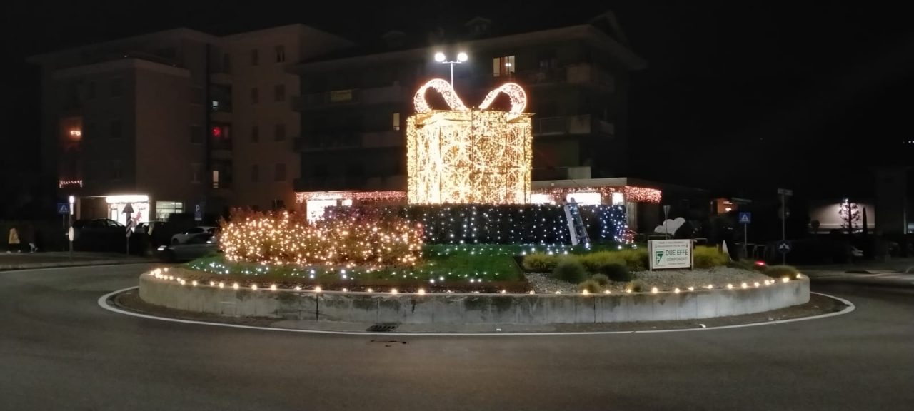 Cisano, la Santa Lucia porta in dono un pacco natalizio illuminato! FOTO