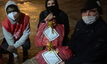 Ragazzino rinuncia ai regali per donarli ai senzatetto