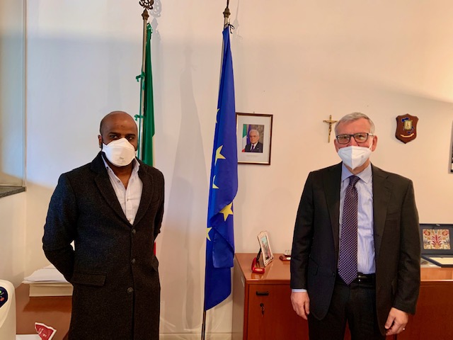 Insulti razzisti all’infermiere del Manzoni dal cuore grande,  il Prefetto lo incontra: “Emanuele merita i plauso di tutti”