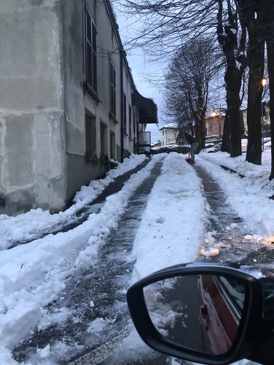 Neve, lavoratrice disabile non riesce a raggiungere il suo posto auto