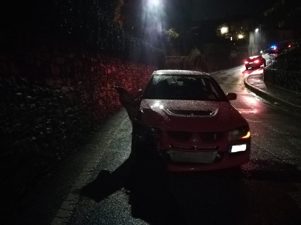 Si schianta, urta un’auto in sosta e un contatore del gas FOTO