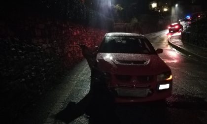 Si schianta, urta un'auto in sosta e un contatore del gas FOTO