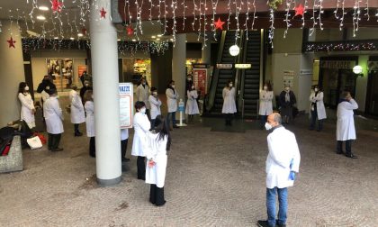 Niente vaccini antinfluenzali: i farmacisti lecchesi protestano con un flash mob FOTO E VIDEO
