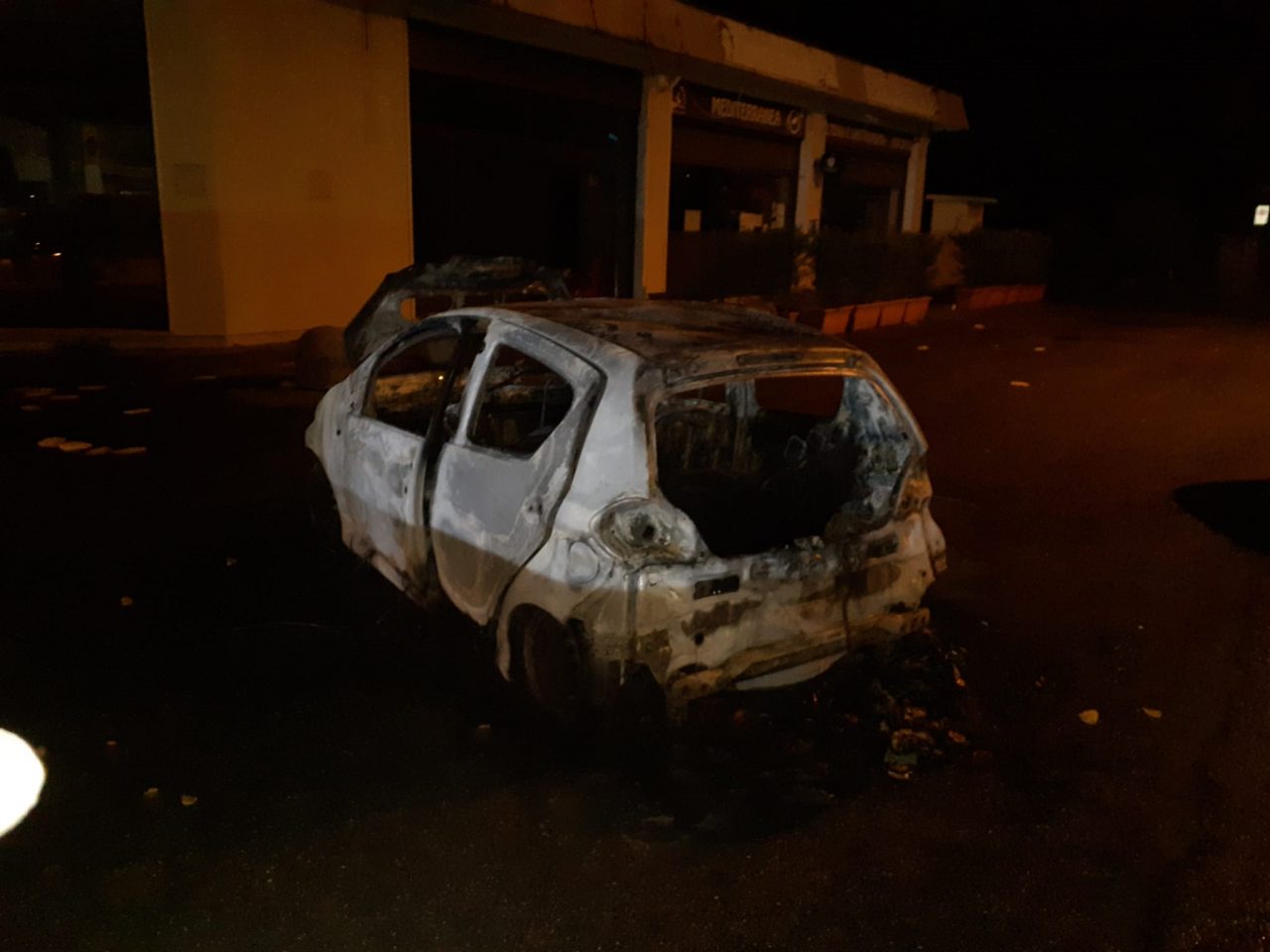 Auto divorata dalle fiamme nella notte FOTO