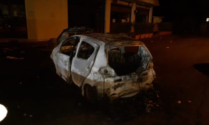 Auto divorata dalle fiamme nella notte FOTO
