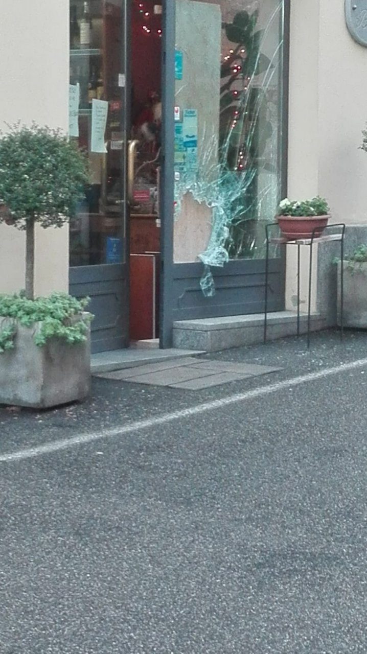 Rompono la vetrina e rubano le monete dalla cassa