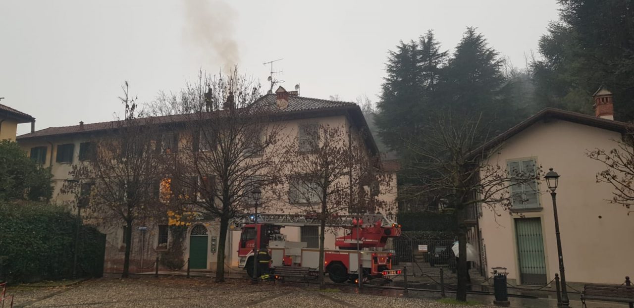 Incendio in una palazzina, arrivano i pompieri FOTO E VIDEO