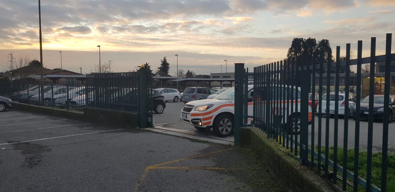 Giardiniere colto da malore nel cortile della scuola LE FOTO