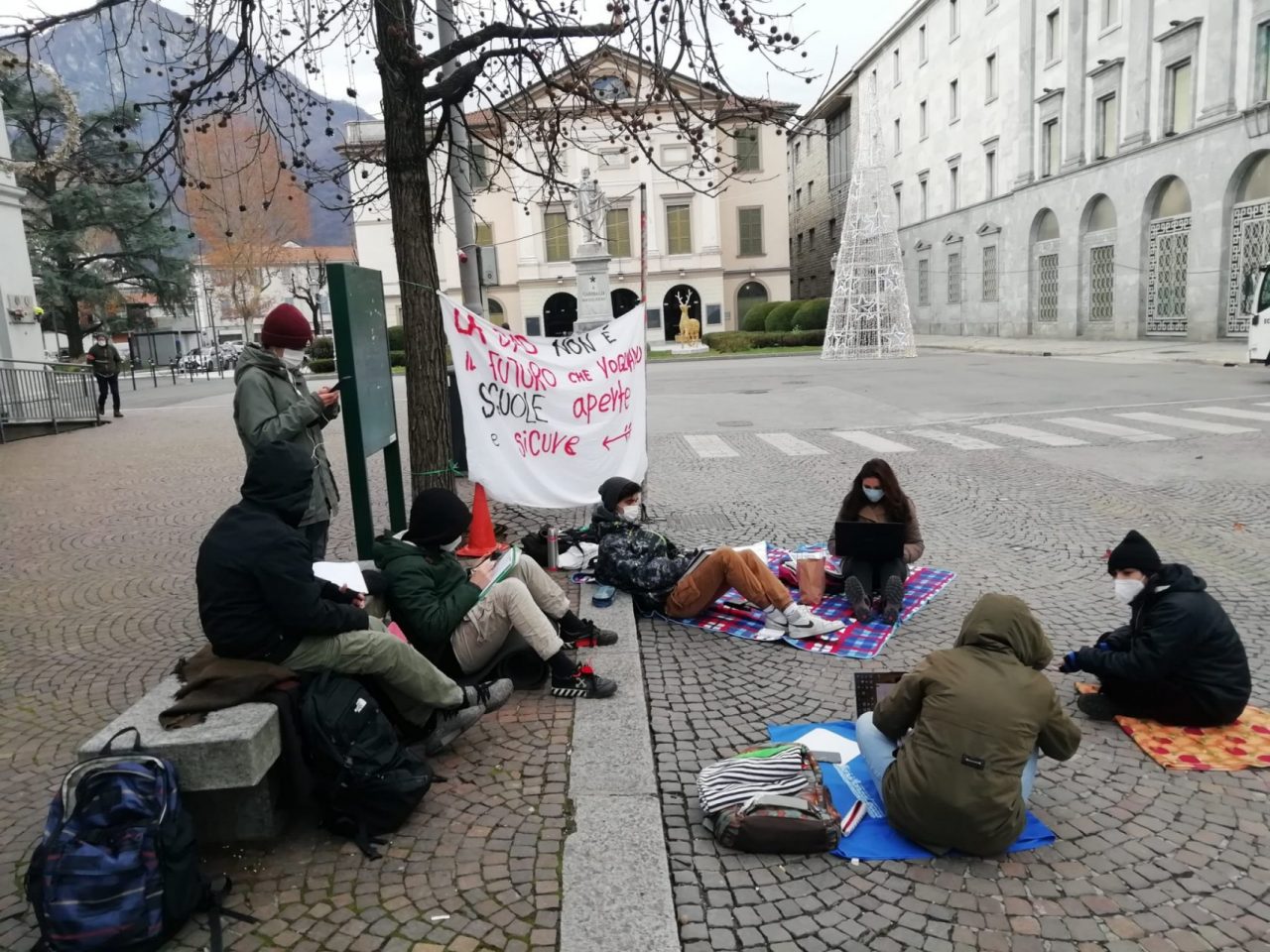Studenti fanno lezione in piazza a Lecco per manifestare contro la didattica a distanza FOTO E VIDEO