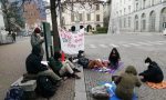 Studenti fanno lezione in piazza a Lecco per manifestare contro la didattica a distanza FOTO E VIDEO