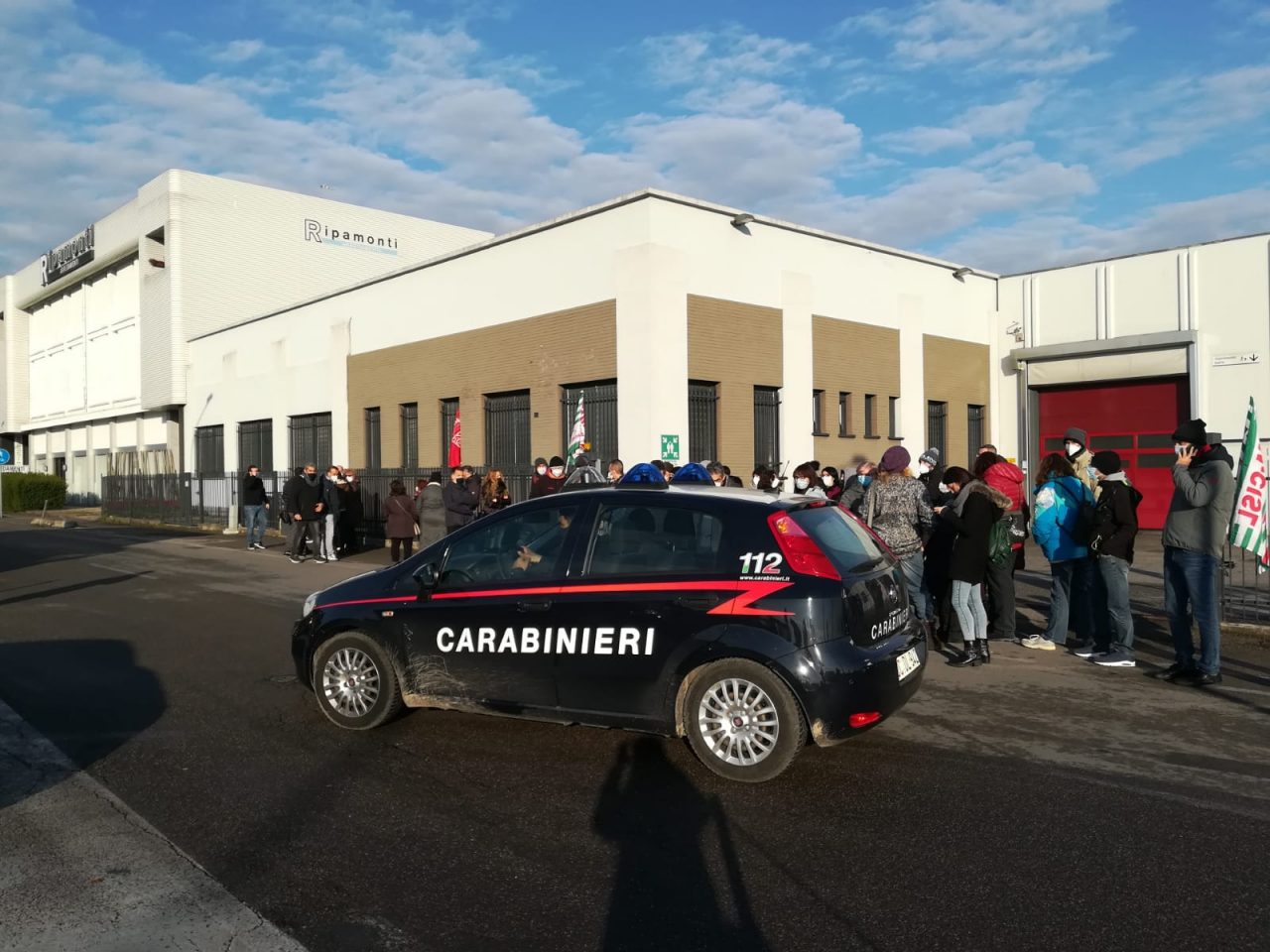 Sciopero alla Voss, barricate dei dipendenti per evitare lo smantellamento dell’azienda FOTO e VIDEO