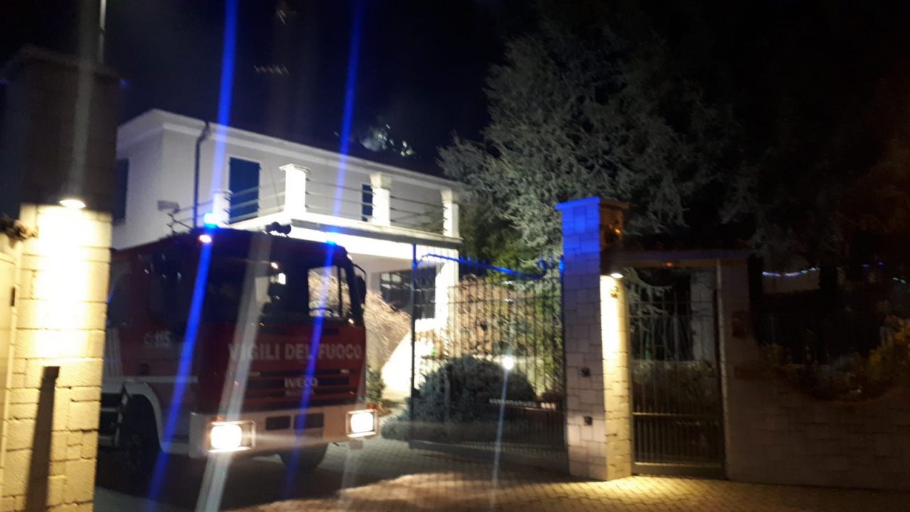 Incendio, a fuoco il tetto di una villetta FOTO