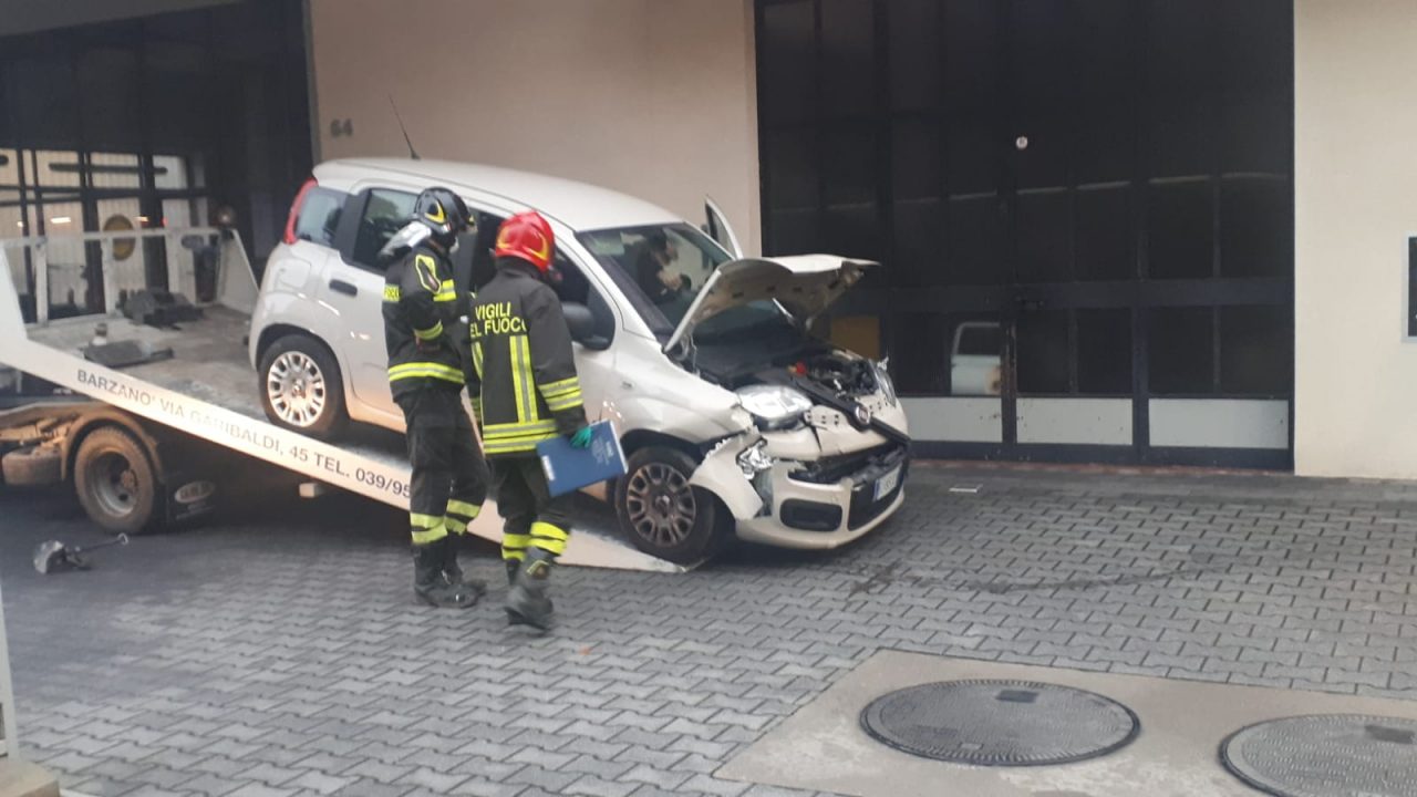 Perde il controllo della sua auto e si schianta contro un suv, soccorsa 69enne FOTO