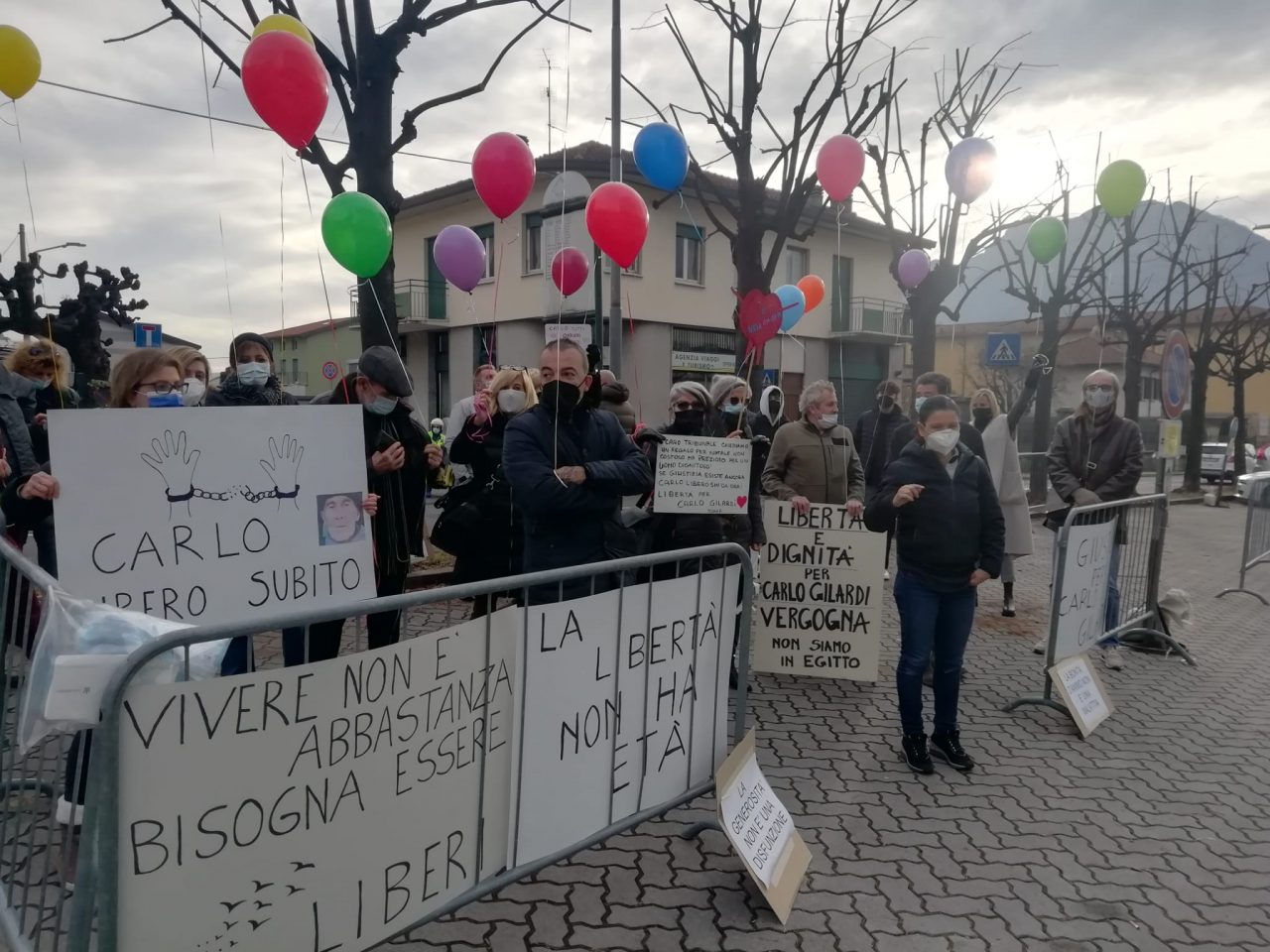 Carlo Gilardi: manifestazione davanti al tribunale di Lecco. Decisione sulla revoca dell’amministrazione di sostegno rinviata FOTO E  VIDEO