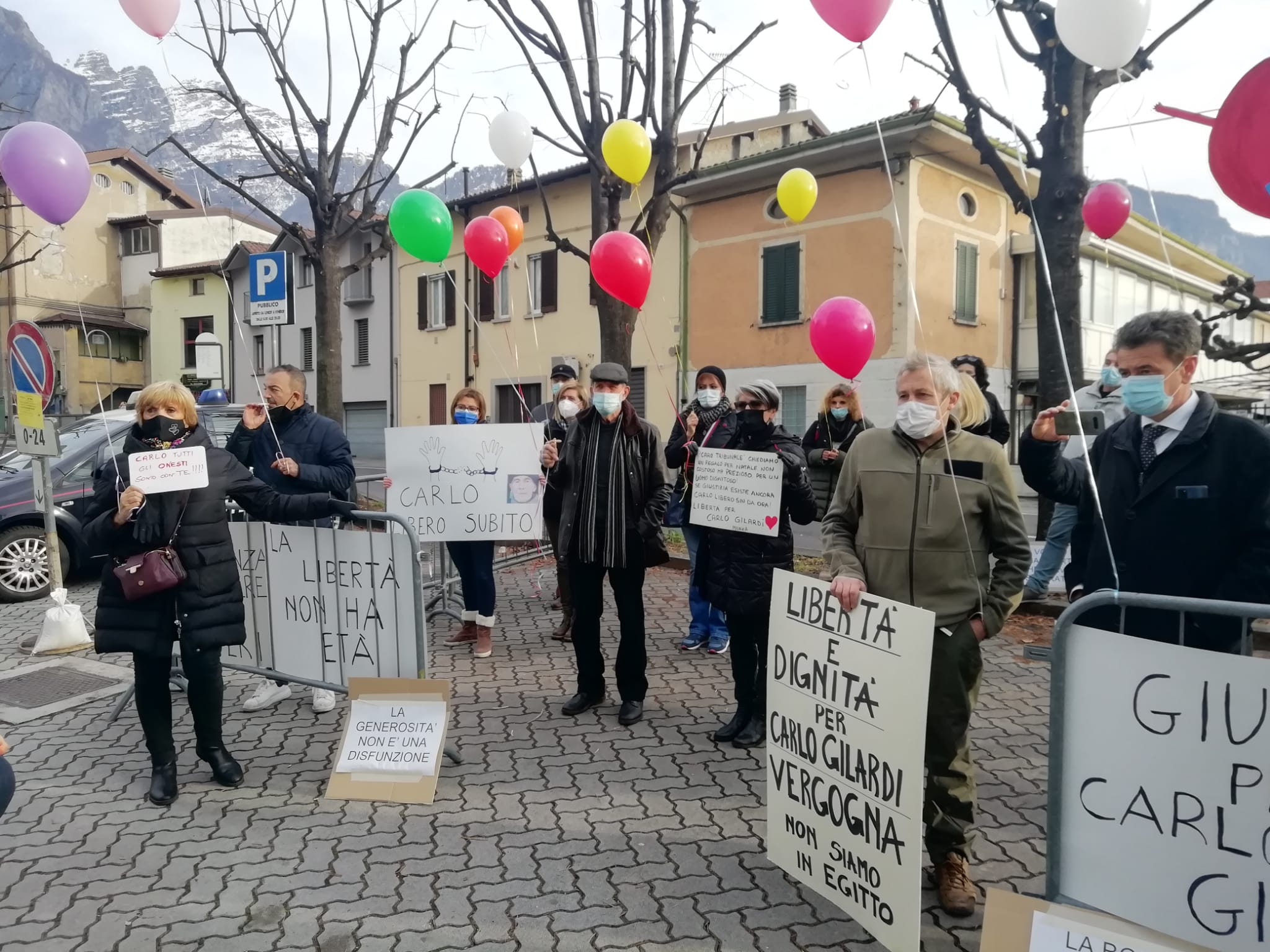 carlo gilardi manifestazione davanti al tribunale