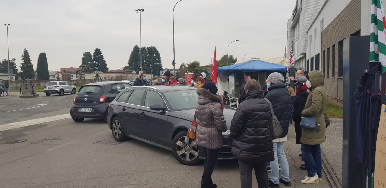 Incidente davanti alla Voss: l’auto dell’amministratore delegato ha urtato un sindacalista