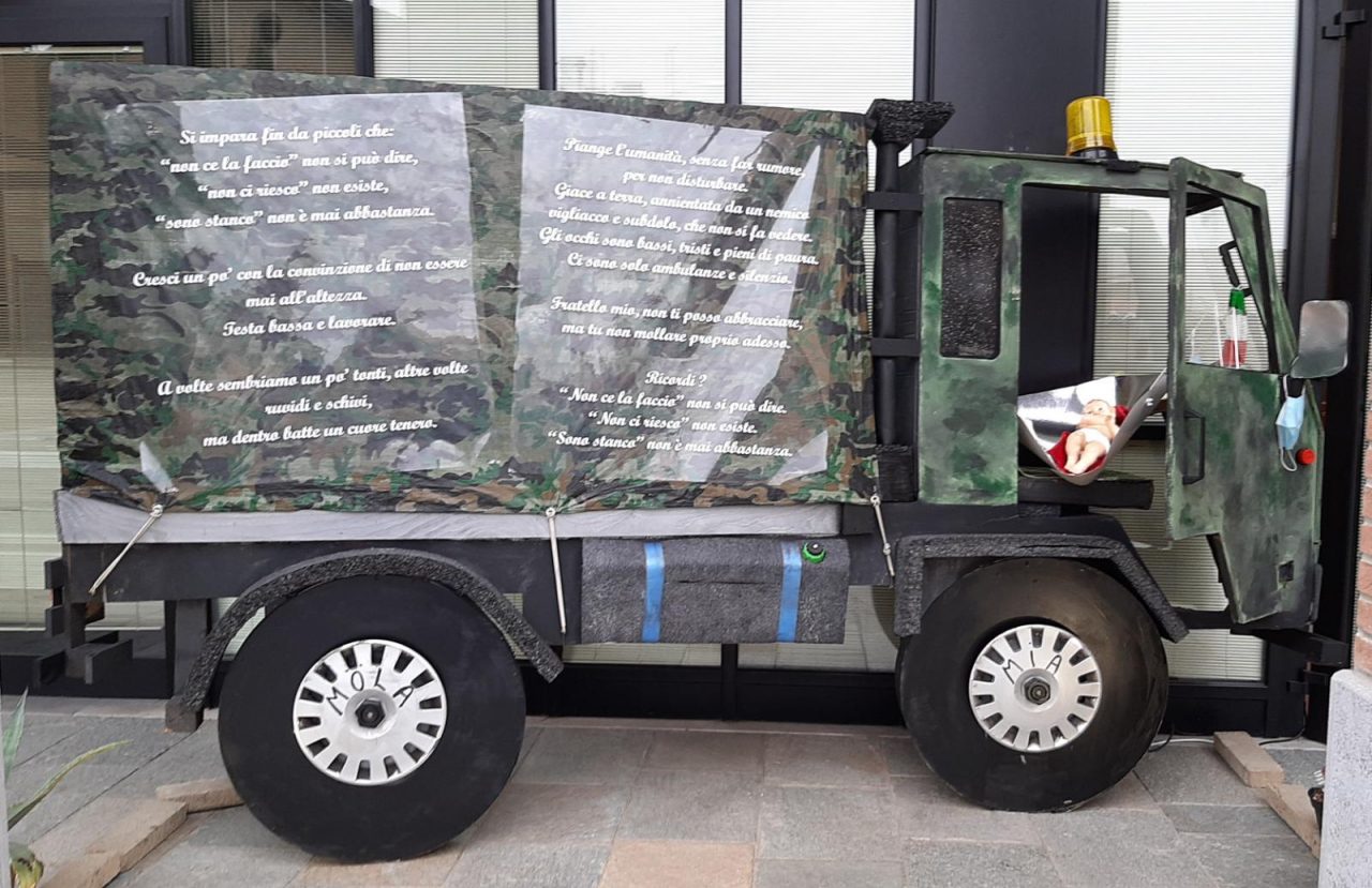 Il camion militare che trasporta le bare dei morti di Covid sostituisce il presepe FOTO