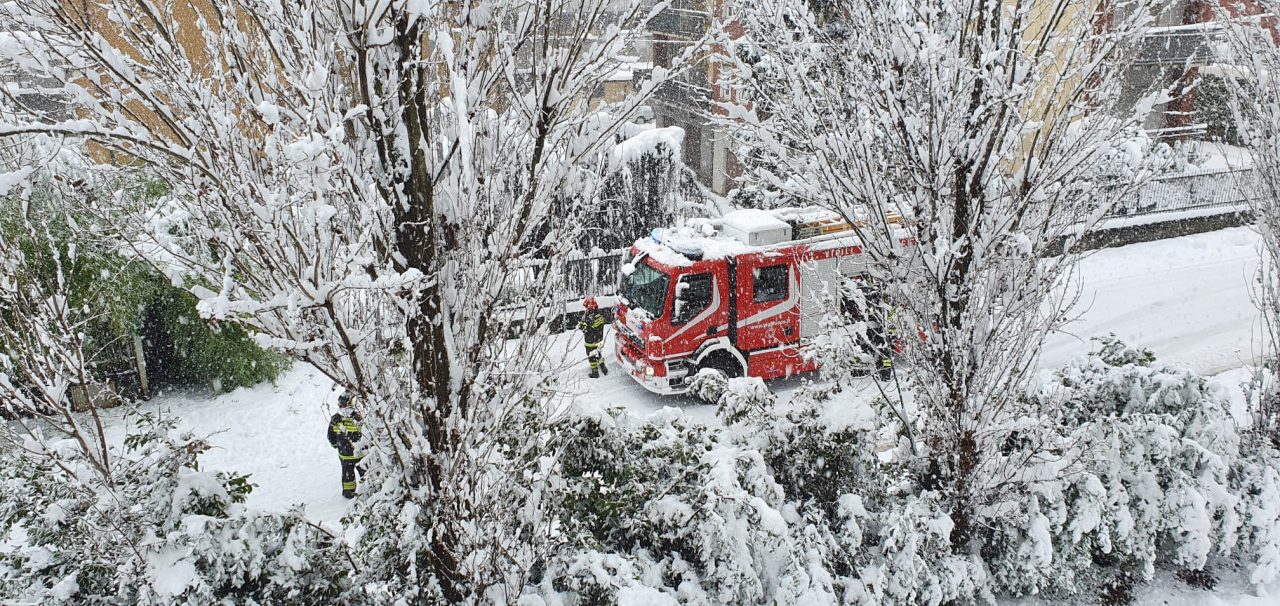 La neve è arrivata, grossi disagi: interventi dei Vigili del fuoco, traffico in tilt LE FOTO